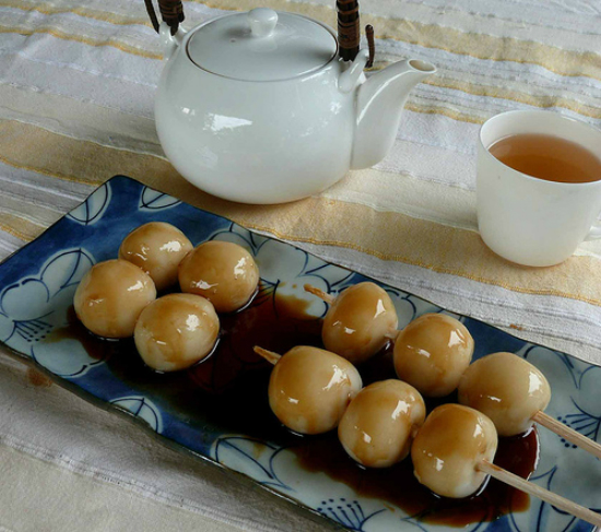 Cách làm bánh Mitarashi Dango nướng của Nhật