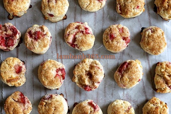 Cách làm bánh scones dâu kem tươi đúng kiểu nước Anh