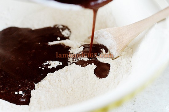 Bánh bông lan chocolate dâu tây ngọt ngào