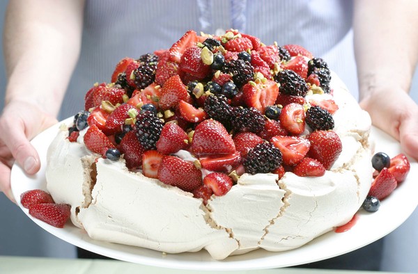 Cách làm bánh Pavlova chanh berries