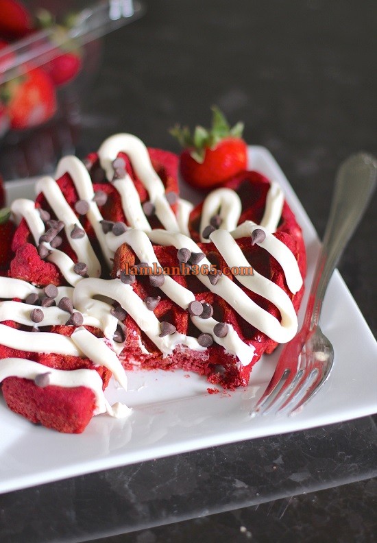 Cách làm bánh Red Velvet Waffle kem phô mai say đắm