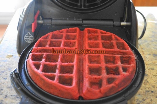 Cách làm bánh Red Velvet Waffle kem phô mai say đắm