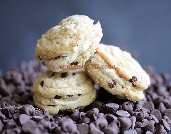 Cách làm bánh bột chocolate chip kẹp kem siêu hot!