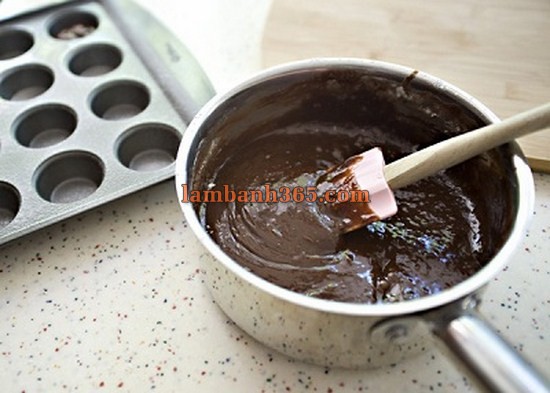 Cách làm bánh Brownie mini phủ chocolate trắng cực đáng yêu