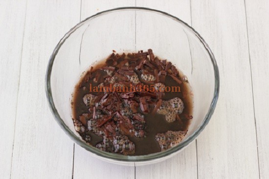 Cách làm Bánh bundt chocolate kem chua ngon ngất ngây