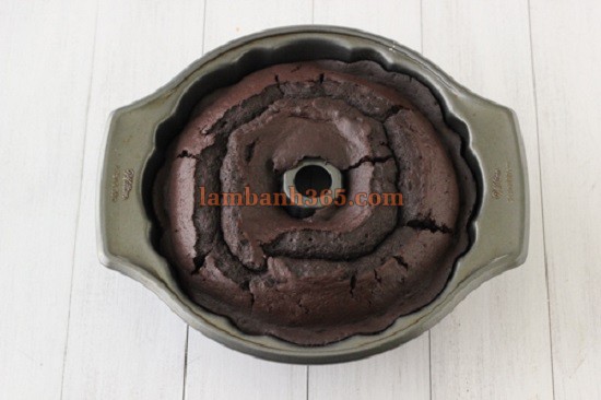 Cách làm Bánh bundt chocolate kem chua ngon ngất ngây