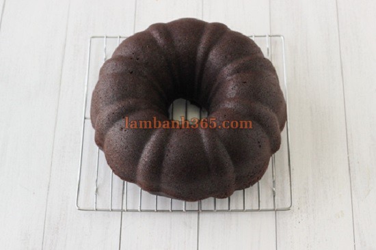 Cách làm Bánh bundt chocolate kem chua ngon ngất ngây