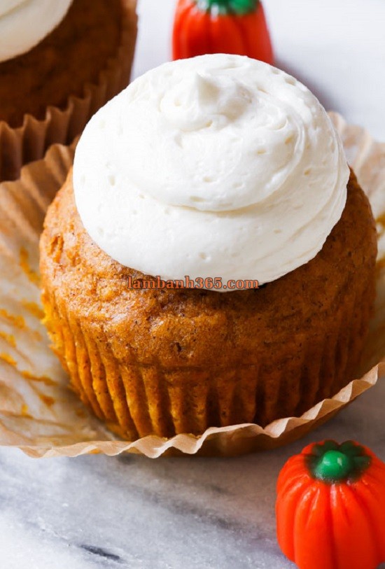 Cách làm bánh cupcake bí ngô kem marshmallow bồng bềnh như mây