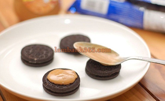 Cách làm bánh cupcake brownie bơ đậu phộng Oreo