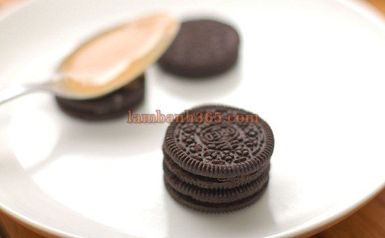 Cách làm bánh cupcake brownie bơ đậu phộng Oreo