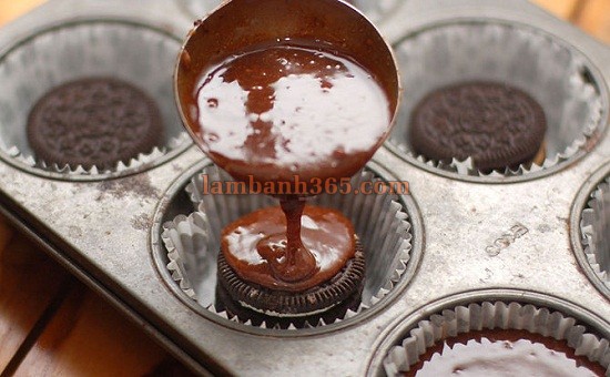 Cách làm bánh cupcake brownie bơ đậu phộng Oreo