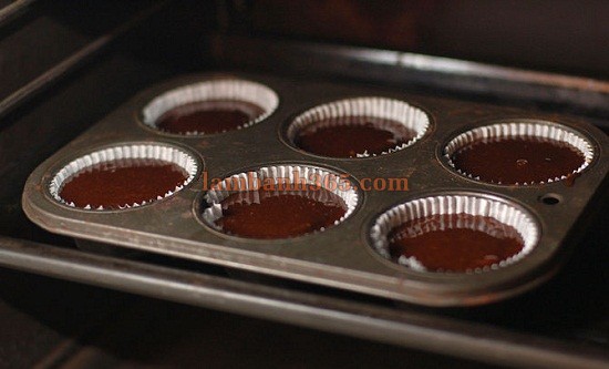 Cách làm bánh cupcake brownie bơ đậu phộng Oreo