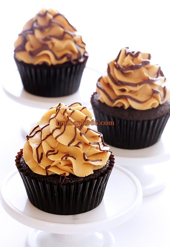 Cách làm bánh cupcake socola kem bơ lạc với bí mật ẩn giấu bên trong