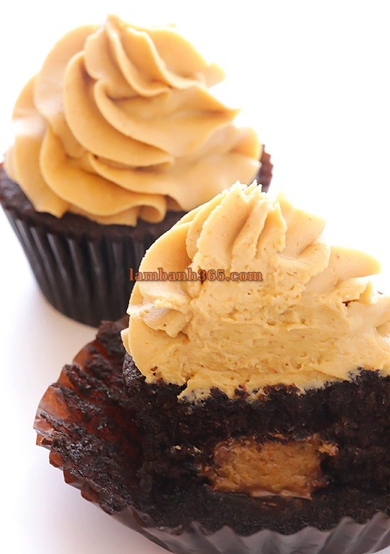 Cách làm bánh cupcake socola kem bơ lạc với bí mật ẩn giấu bên trong