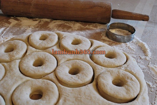 Cách làm bánh donut cực dễ không cần lò nướng