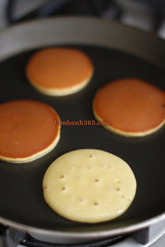 Cách làm bánh Dorayaki nhân trà xanh ngậy béo