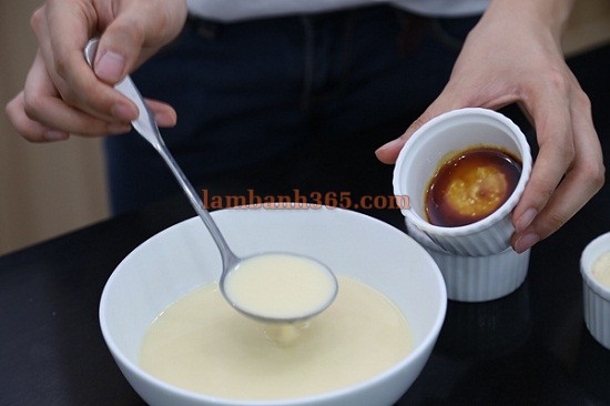 Cách làm bánh flan bằng lò vi sóng