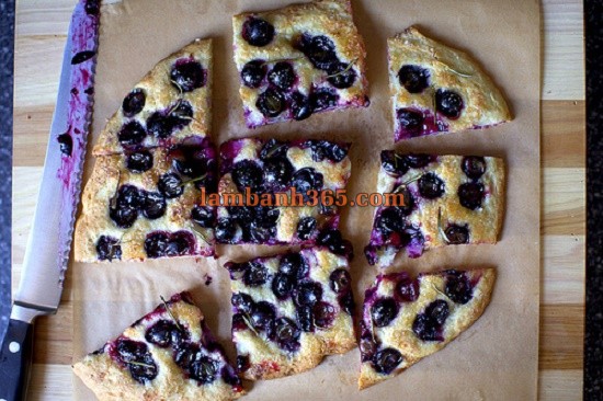 Cách làm bánh Focaccia nho hương thảo thơm lừng