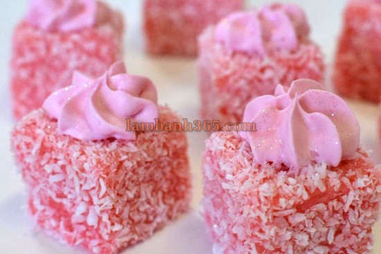 Biến tấu với bánh Lamington dâu tây