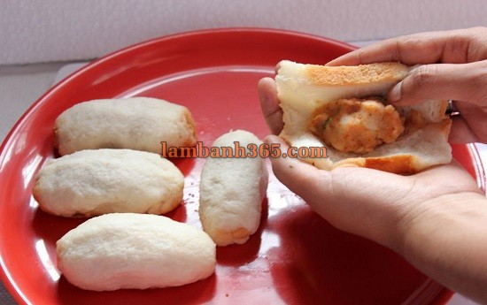 Cách làm bánh mì cay bọc khoai tây chiên giòn