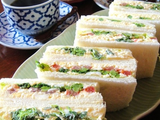 Cách làm bánh mì kẹp xa lát trứng