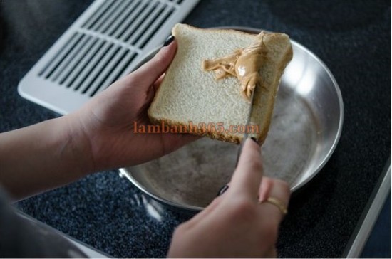 Cách làm bánh mì nướng kẹp bơ lạc và chuối