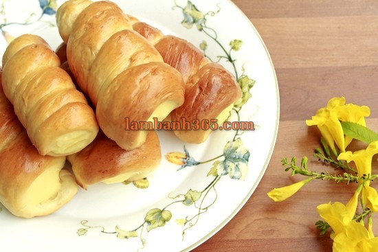 Cách làm bánh mì ốc quế nhân kem