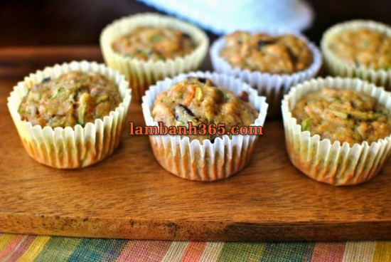 Cách làm bánh muffin bí ngòi trộn hạt óc chó béo ngậy !