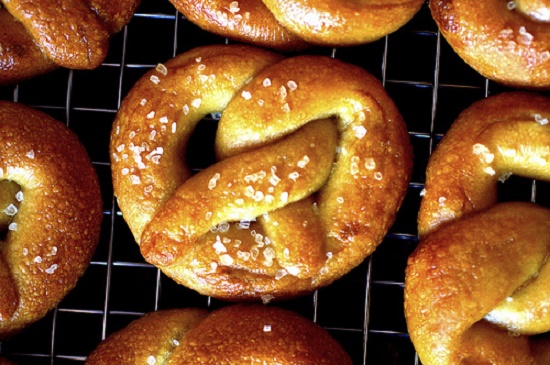 Cách làm bánh pretzel mềm lạ