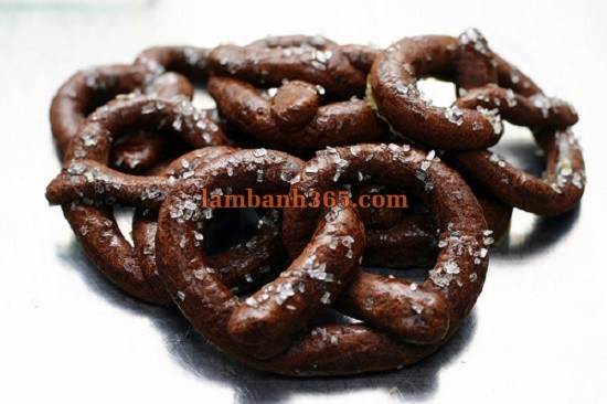 Cách làm bánh Pretzel socola nâu bóng