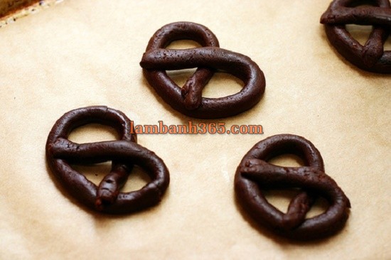 Cách làm bánh Pretzel socola nâu bóng