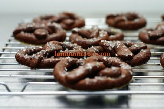 Cách làm bánh Pretzel socola nâu bóng