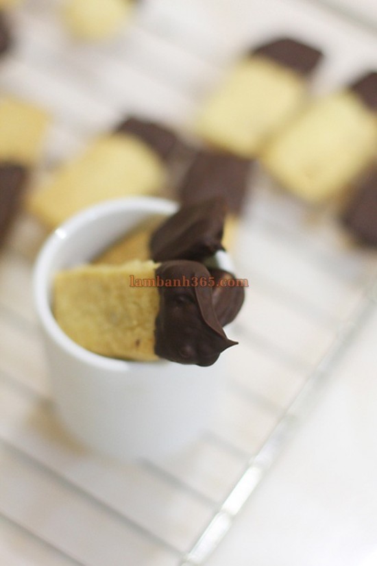 Cách làm bánh quy hạt dẻ nhúng chocolate ngon không thể chối từ