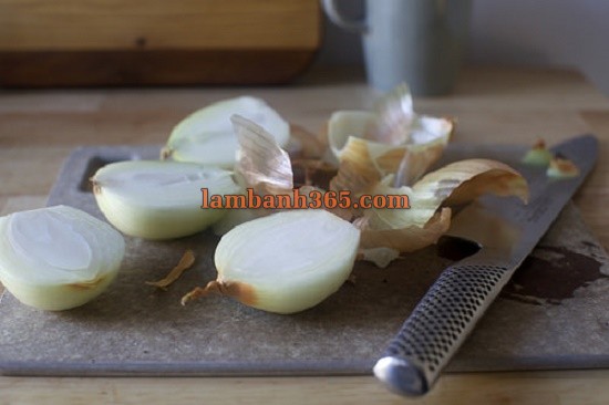 Cách làm bánh quy phô mai Gruyère hành nướng thơm phức