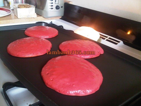 Cách làm bánh Red velvet pancake đẹp mắt