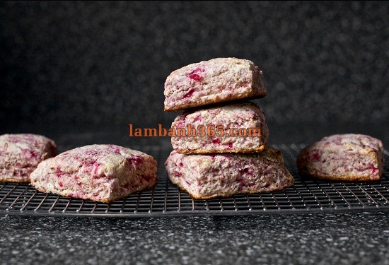 Cách làm bánh Scones phúc bồn tử nhanh gọn