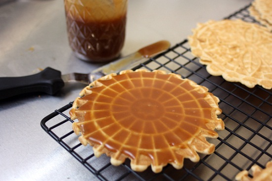 Cách làm bánh Stroopwafels sốt caramen hấp dẫn