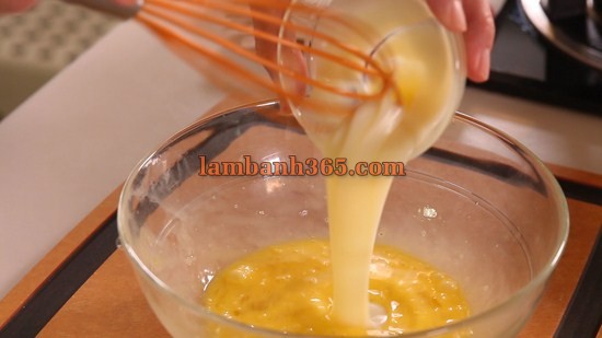 Cách làm bánh Trung thu nhân custard trứng muối