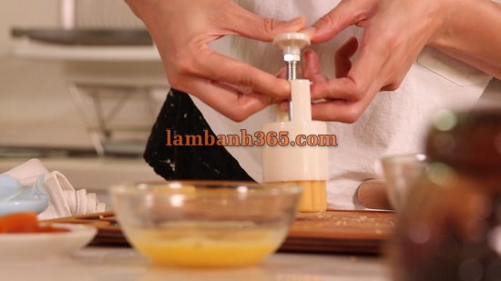 Cách làm bánh Trung thu nhân custard trứng muối