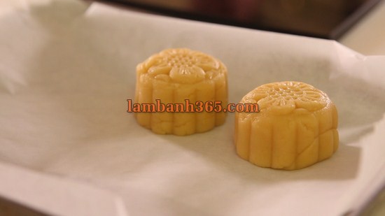 Cách làm bánh Trung thu nhân custard trứng muối