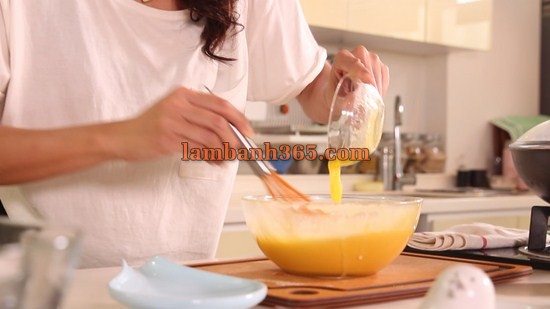 Cách làm bánh Trung thu nhân custard trứng muối