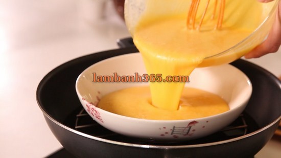 Cách làm bánh Trung thu nhân custard trứng muối