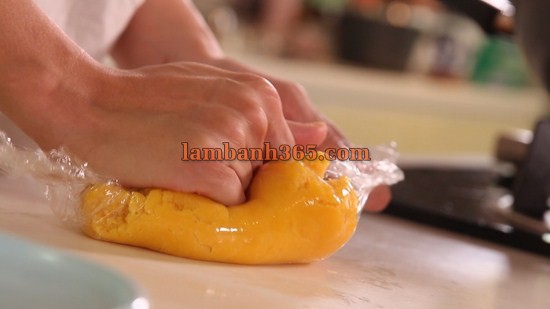 Cách làm bánh Trung thu nhân custard trứng muối