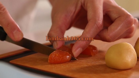 Cách làm bánh Trung thu nhân custard trứng muối