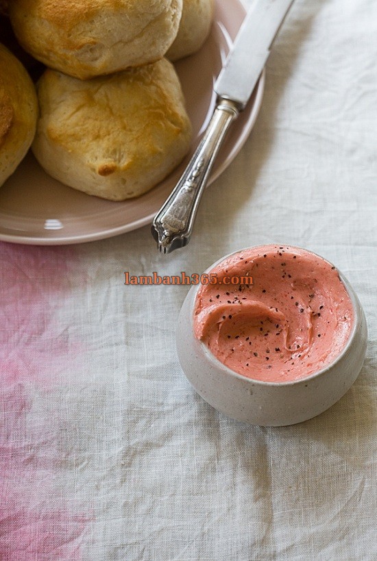 Cách làm bơ dâu tây phết bánh mì siêu ngon