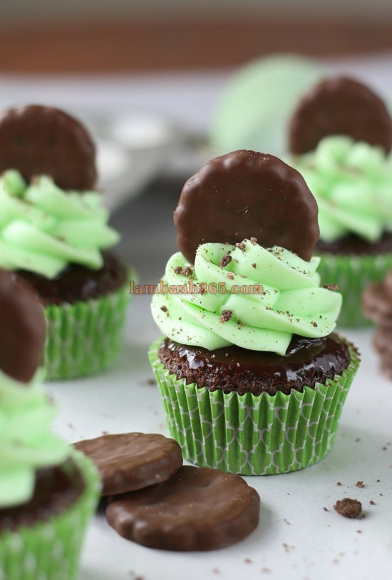 Cách làm Cupcake chocolate kem bạc hà mát lạnh