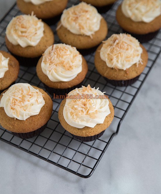 Cách làm cupcake kem phủ dừa thơm phức!