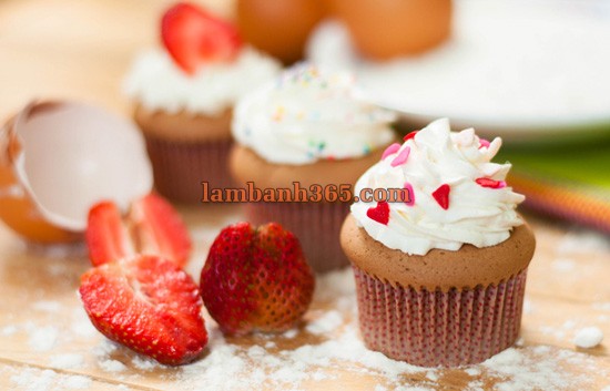 Cách làm cupcake nhân hình trái tim siêu độc đáo !