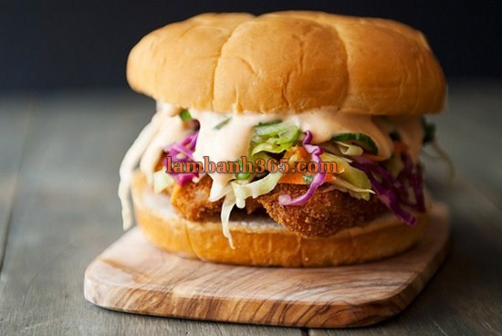 Cách làm Hamburger kẹp gà rán ngon tuyệt