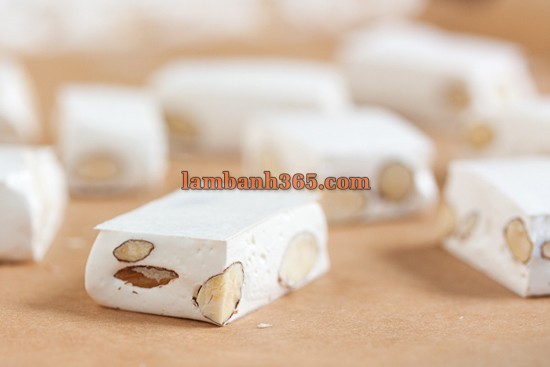 Cách làm kẹo Nougat mật ong hương hạnh nhân ngọt ngào!